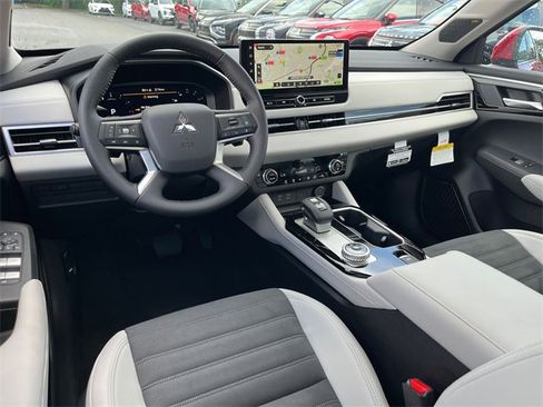 New 2025 Mitsubishi Outlander SE image 28