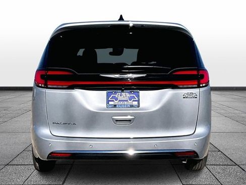 New 2026 Chrysler Pacifica Select image 4
