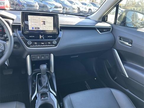 Used 2025 Toyota Corolla Cross XLE image 17