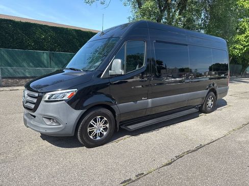 Used 2021 Mercedes-Benz Sprinter 2500 w/ Windows All Around Package image 3