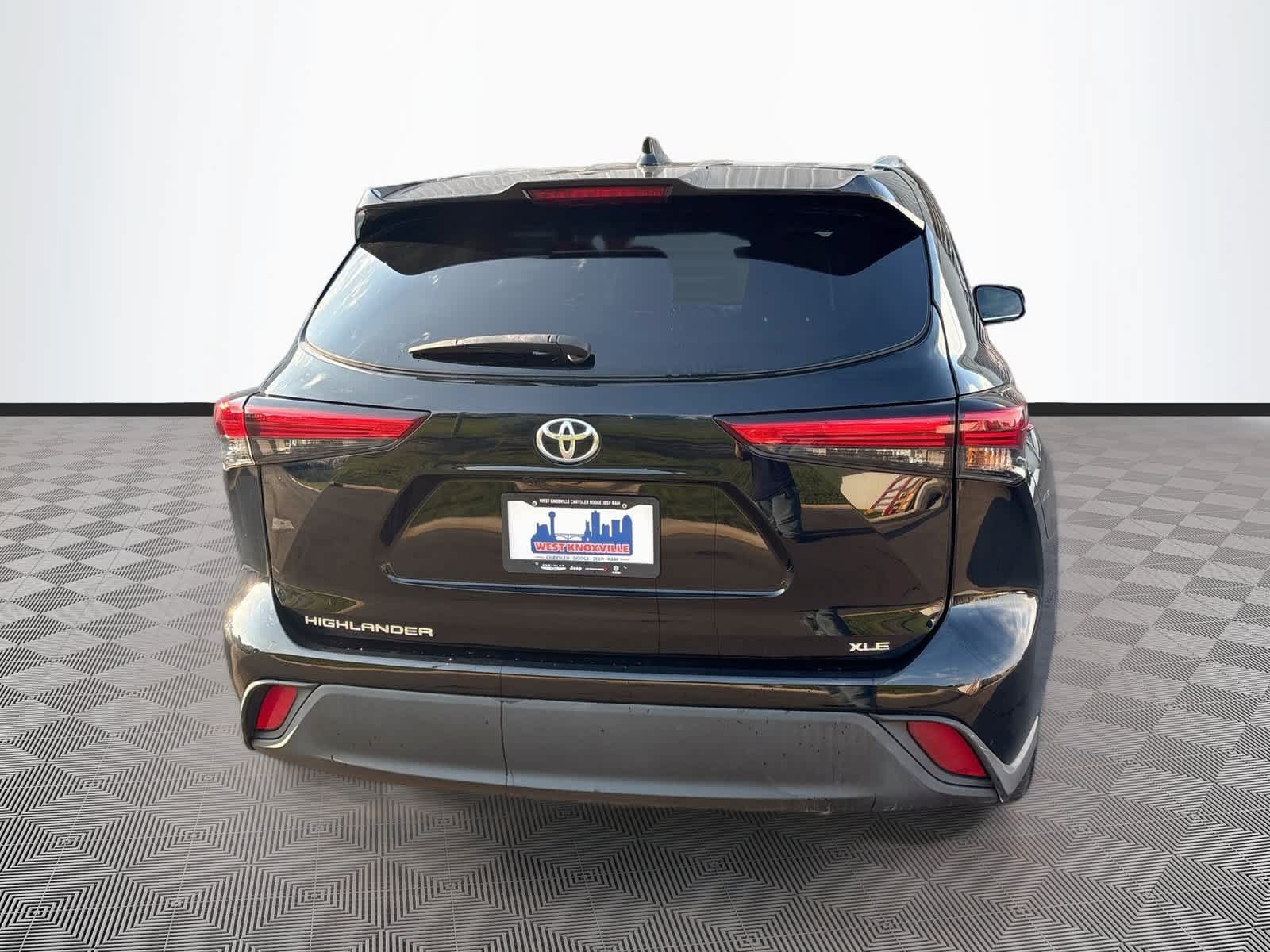 Used 2021 Toyota Highlander XLE FWD image 6