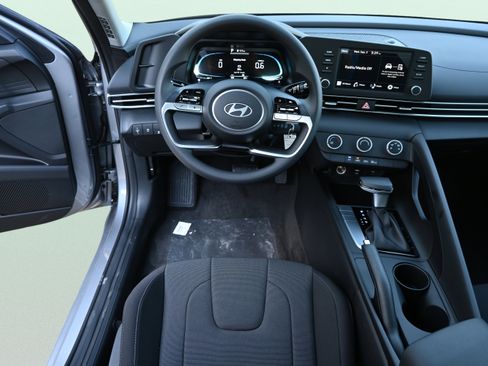 Certified 2025 Hyundai Elantra SE FWD image 12