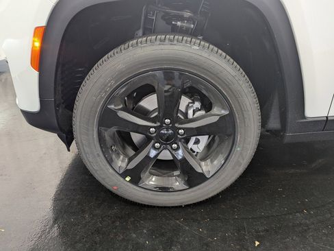 New 2024 Jeep Grand Cherokee Altitude image 13