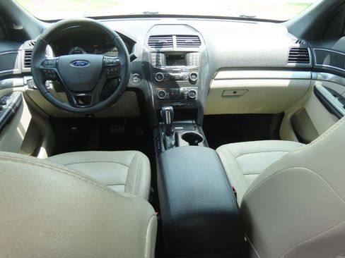 Used 2018 Ford Explorer XLT FWD image 19