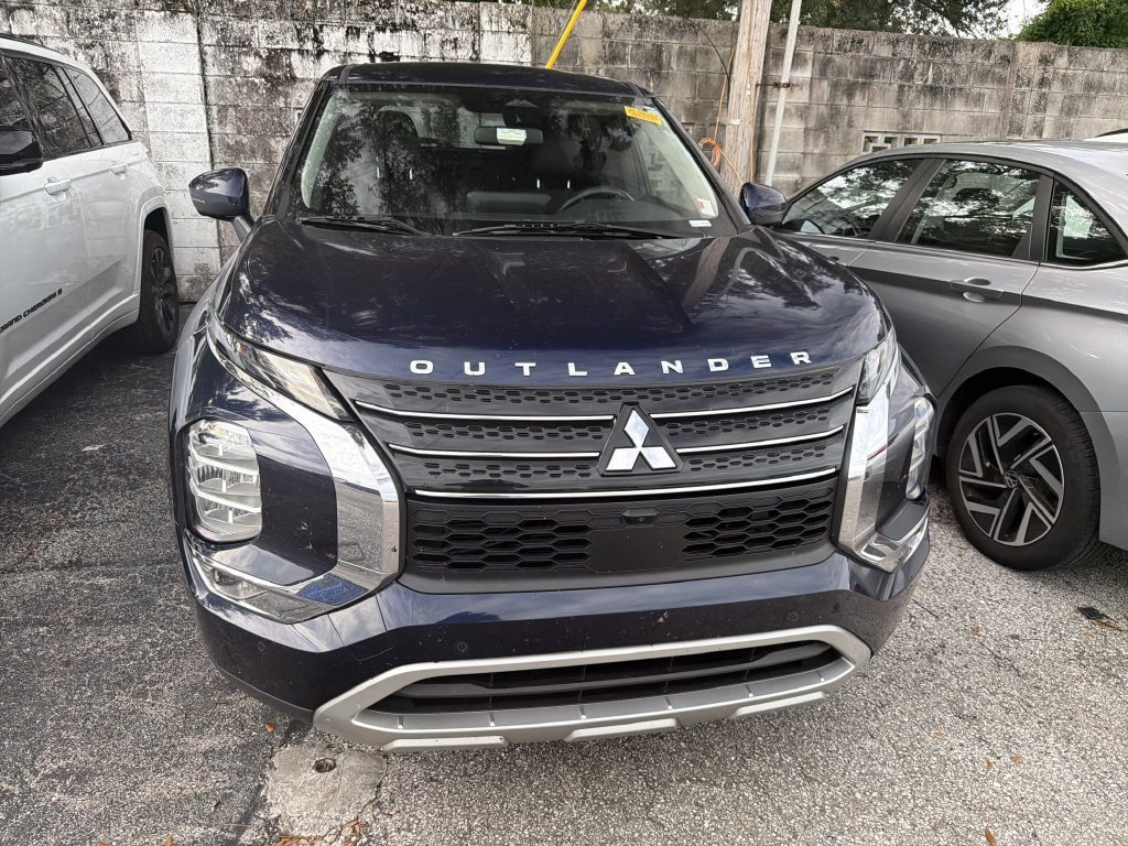 Used 2023 Mitsubishi Outlander SE FWD image 2