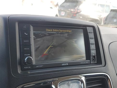 Used 2016 Chrysler Town & Country Touring image 27