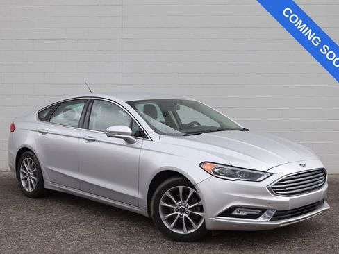 Used 2017 Ford Fusion SE w/ Fusion SE Technology Package FWD image 1