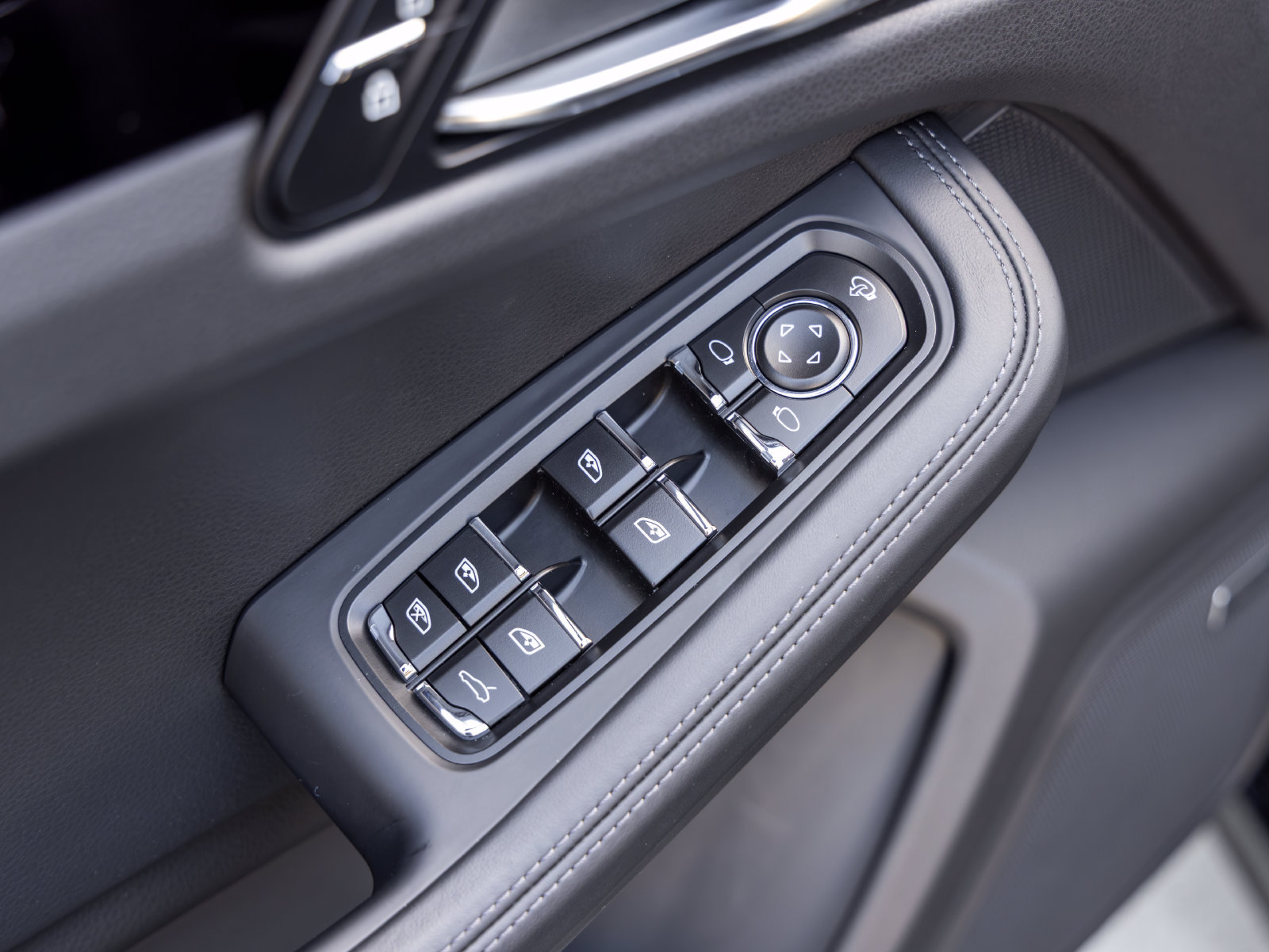 Certified 2025 Porsche Macan Turbo AWD/4WD image 26