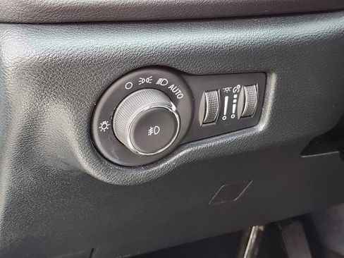 Used 2025 Chrysler Pacifica Select FWD image 9