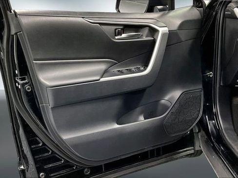 Used 2021 Toyota RAV4 XLE w/ Convenience Package image 19