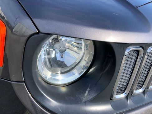 Used 2018 Jeep Renegade Latitude FWD image 27