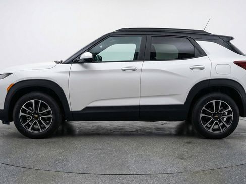 Used 2025 Chevrolet TrailBlazer LT FWD image 3