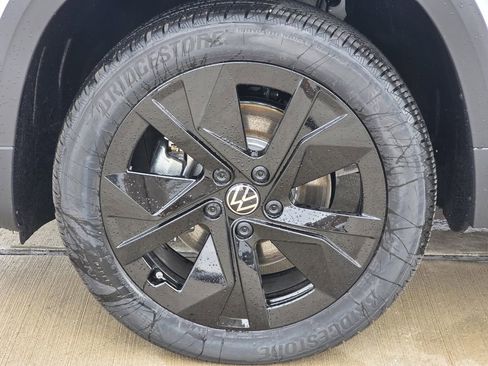 New 2026 Volkswagen Taos SE FWD image 8