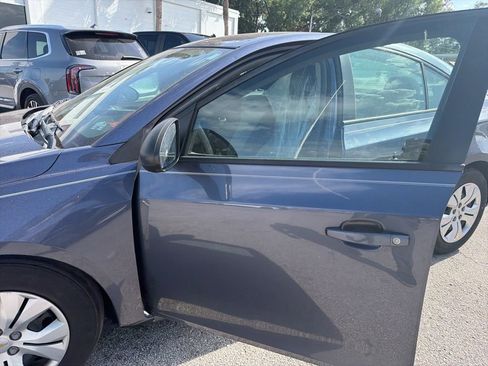 Used 2014 Chevrolet Cruze LS image 4