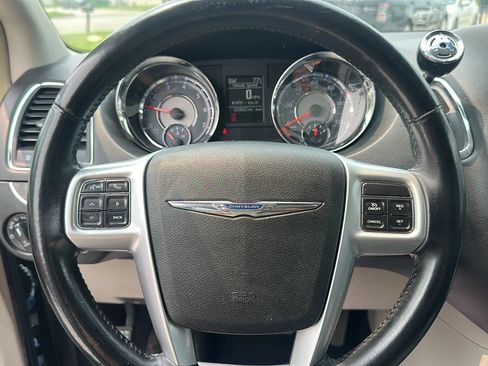 Used 2012 Chrysler Town & Country Touring w/ Entertainment Group #1 FWD image 10