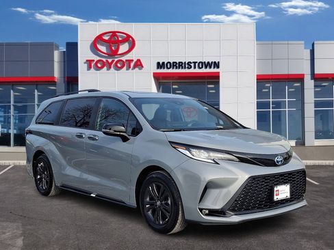 Certified 2025 Toyota Sienna XSE image 1