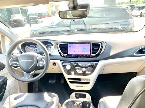 Used 2024 Chrysler Pacifica Touring-L FWD image 27