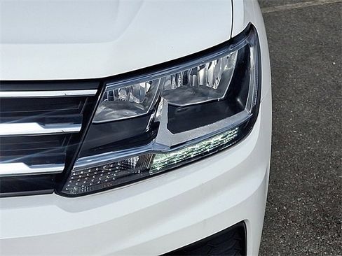 Used 2021 Volkswagen Tiguan SE image 9