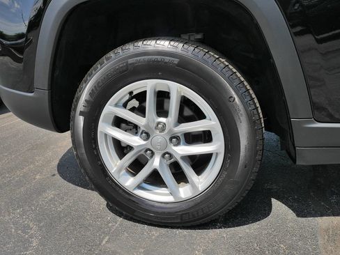 Used 2023 Jeep Grand Cherokee Laredo AWD/4WD image 8