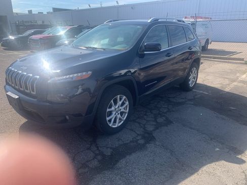 Used 2016 Jeep Cherokee Latitude w/ Cold Weather Group AWD/4WD image 1