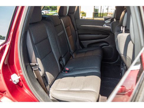 Used 2018 Jeep Grand Cherokee Laredo AWD/4WD image 19