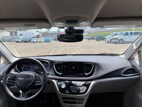 Used 2022 Chrysler Pacifica Touring-L FWD image 36