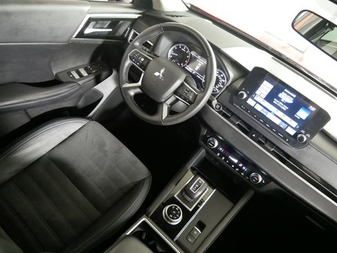 Used 2023 Mitsubishi Outlander SE image 9