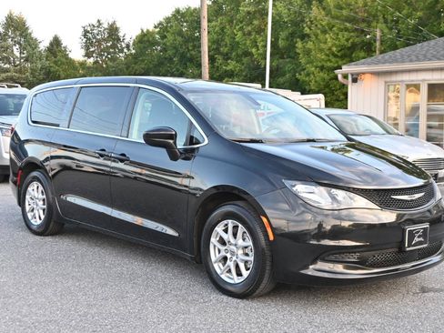 Used 2021 Chrysler Voyager LX FWD image 4
