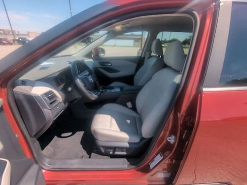 Used 2025 Nissan Rogue SV FWD image 10