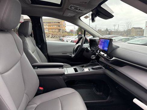 New 2026 Toyota Sienna XLE image 4