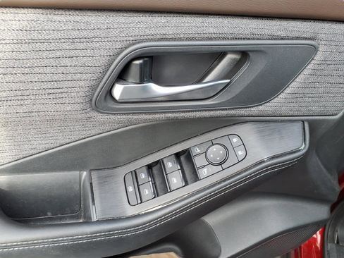 Used 2021 Nissan Rogue SV image 12