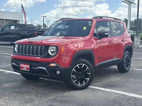 Used 2023 Jeep Renegade Latitude w/ Sun/Sound Group AWD/4WD image 1