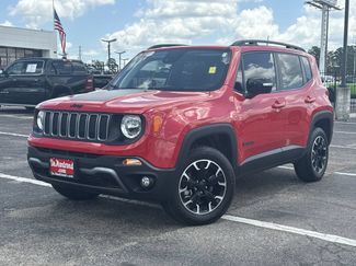 Used 2023 Jeep Renegade Latitude w/ Sun/Sound Group AWD/4WD video 1