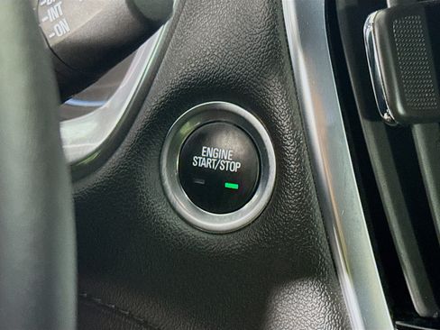 Used 2022 Chevrolet Traverse LT FWD image 19