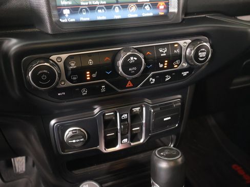 Used 2019 Jeep Wrangler Unlimited Sahara AWD/4WD image 8