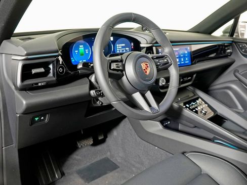 New 2026 Porsche Macan 4 Electric image 4