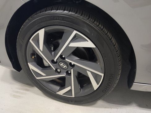 Used 2025 Hyundai Elantra Sport FWD image 31