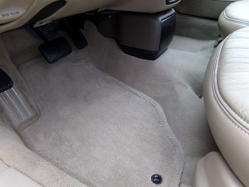 Used 2001 Lincoln Continental image 24