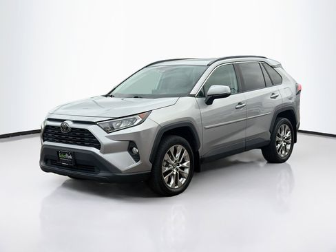 Used 2020 Toyota RAV4 XLE Premium image 3
