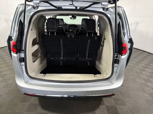 Used 2024 Chrysler Pacifica Touring-L FWD image 22