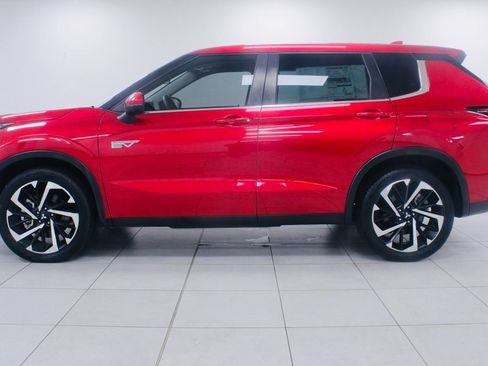 Used 2023 Mitsubishi Outlander SE image 2