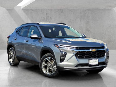 Used 2025 Chevrolet Trax LT w/ LT Convenience Package FWD image 1