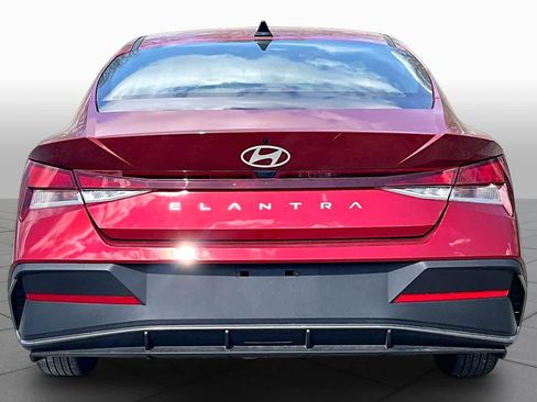 Used 2025 Hyundai Elantra SE FWD image 5