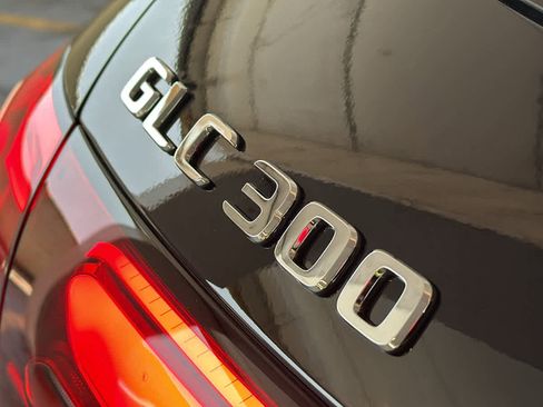 Used 2025 Mercedes-Benz GLC 300 4MATIC image 10