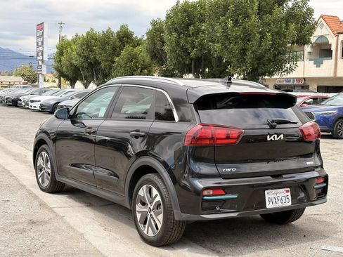 Used 2022 Kia Niro EX FWD image 2