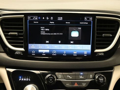 Used 2022 Chrysler Pacifica Touring-L FWD image 19