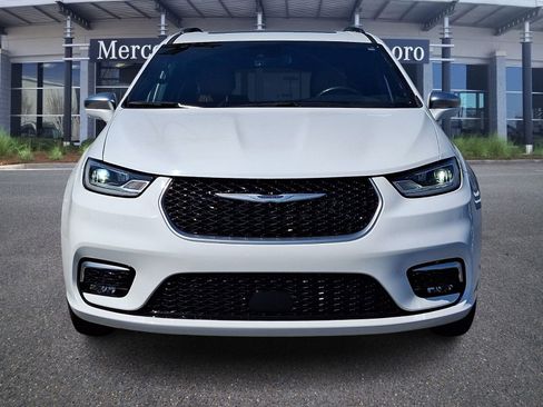Used 2022 Chrysler Pacifica Pinnacle AWD/4WD image 2