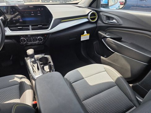 Used 2025 Chevrolet Trax LT w/ Driver Confidence Package FWD image 13