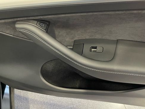 Used 2023 Tesla Model Y 2WD image 36