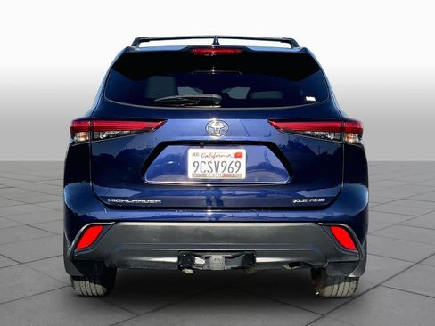 Used 2022 Toyota Highlander XLE AWD/4WD image 4